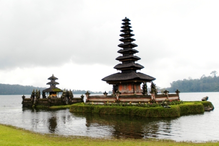 Pura Ulundanu, el templo hindú sobre las aguas de Bali. (Clickear para agrandar imagen). Crédito: Ministry of Culture & Tourism, Republic of Indonesia